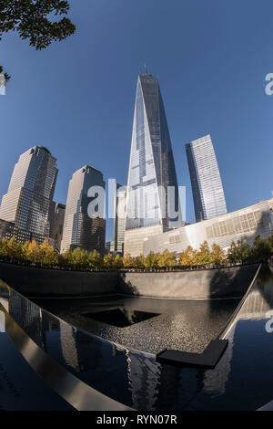 USA, New York City : le nouveau World Trade Center, WTC 1, également connu sous le nom de tour 1 ou Tour de la liberté, à Manhattan, avec la National 11 septembre Mem Banque D'Images