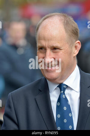 Kevin MP Hollinrake (Con : Thirsk et Malton) sur College Green, Westminster, Mars 2019 Banque D'Images