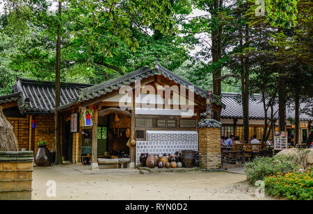 Nami, de Corée du Sud - Feb 6, 2015. Une maison traditionnelle en bois sur l'Île de Nami. Namiseom est une des destinations touristiques les plus attrayantes en Corée du Sud. Banque D'Images