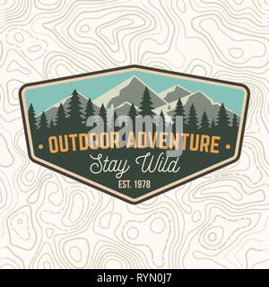 Stay wild, patch de l'aventure de plein air. Vector illustration. Concept pour chemise ou imprimer, stamp ou tee. Design typographie vintage avec des montagnes et des forêts d'ossature. Badge de l'aventure de plein air. Illustration de Vecteur