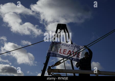 Un pêcheur se joint à des manifestants lors d'une pro-Brexit Mars à laisser protester, à Newcastle Quayside. Banque D'Images