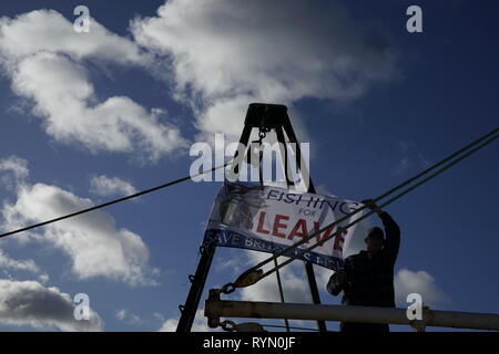 Un pêcheur se joint à des manifestants lors d'une pro-Brexit Mars à laisser protester, à Newcastle Quayside. Banque D'Images