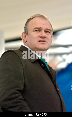 Ed Davey MP (LibDem : Kingston et Surbiton) sur College Green, Westminster, Mars 2019 Banque D'Images