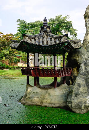 Gazebo en bois dans le jardin chinois sur l'Île de Nami, la Corée du Sud. Banque D'Images