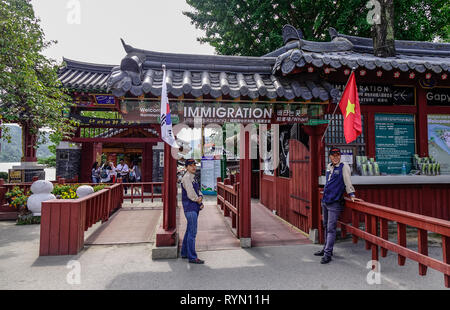 Nami, de Corée du Sud - Feb 6, 2015. La porte de l'Immigration de Naminara République avec drapeau national vietnamien. Naminara est un parc d'attractions sur l'Île de Nami. Banque D'Images