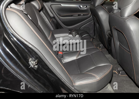 Novosibirsk, Russie - 08.01.18 : vue de l'intérieur avec des sièges en cuir et de porte ouverte utilisée noir voiture Volvo S60 se trouve dans la salle d'exposition après lavage à sec Banque D'Images