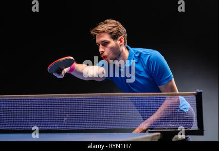 Beau jeune homme jouant au tennis de table de ping-pong Indoor Banque D'Images