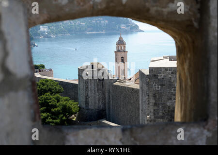 Vue à travers la fenêtre d'observation le long des murs de la ville de Dubrovnik à tour, Monastère dominicain Banque D'Images