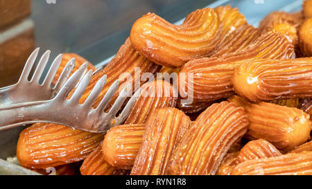 Tulumba (ou Bamiyeh), un dessert populaire dans les cuisines de l'ancien Empire ottoman, sur fond blanc Banque D'Images