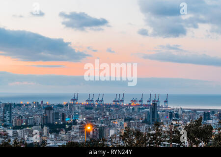 C'est une capture du coucher du soleil à Beyrouth capitale du Liban avec une couleur orange et cool ton nuage et vous pouvez voir le port de Beyrouth dans l'image. Banque D'Images