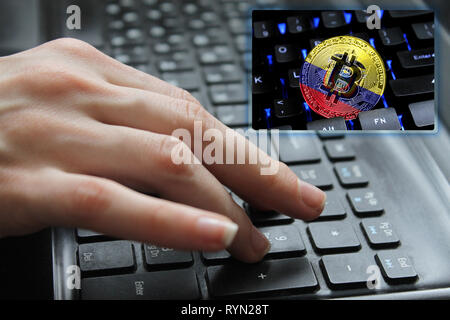 Main de la jeune fille sur le clavier close up avec le concept de la technologie numérique sur l'achat et vente de monnaie de chiffrement avec un bitcoin pavillon de ce Banque D'Images