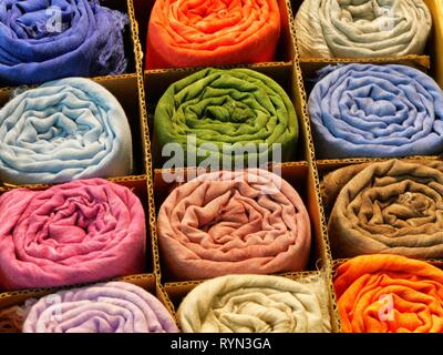 Variété de foulards en soie laminées de différentes couleurs vives disposées dans un tiroir Banque D'Images