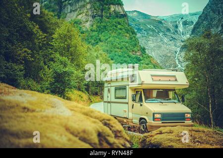 Road Trip en camping-car. Petit camping Class C sur la route de montagne. Vacances d'été dans le véhicule de loisir. Banque D'Images