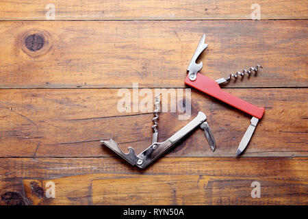 Couteau multi-usages sur fond de bois Banque D'Images