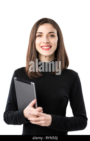 Woman business technologie thème. Beau young caucasian woman in black shirt posant debout avec les mains sur tablette blanc isolent. Professer Banque D'Images