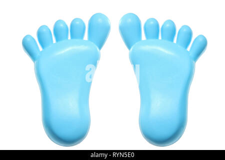 Jouet en plastique pieds sur fond blanc Banque D'Images