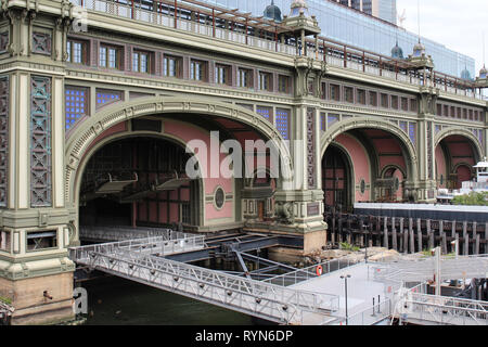 Les quais d'embarquement du ferry pour Staten Island Terminal Whitehall à Manhattan, New York, USA Banque D'Images