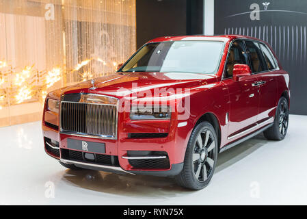 Bangkok, Thaïlande - 15 décembre 2018 : Rolls-Royce Cullinan dans la vitrine exclusive de Rolls-Royce Motor Cars Bangkok à Iconsiam Shopping Mall. Banque D'Images