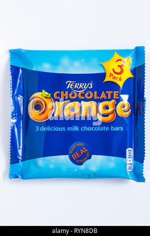 Pack de 3 Terry's à l'orange et au chocolat 3 barres de chocolat au lait délicieux faits avec du vrai l'huile d'orange isolé sur fond blanc Banque D'Images