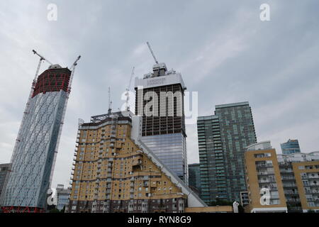 La construction de la tour d'immeubles, Terre-Neuve et le site Pinnacle, parmi d'autres bâtiments sur Canary Wharf à Londres City, au Royaume-Uni. Banque D'Images