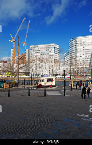 En regardant vers l'un du Royal Liverpool Albert Dock Liverpool UK. Banque D'Images