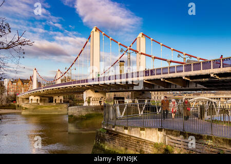 Chelsea Bridge un pont au-dessus de la Tamise dans le sud-ouest de Londres, reliant Chelsea sur la rive nord à Battersea sur la rive sud, Londres, Royaume-Uni Banque D'Images