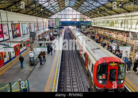 Un train S7 District Line relié à Upminster dessert la station de métro Earls court de Londres, au Royaume-Uni Banque D'Images