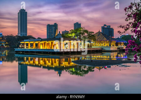 Le Seema Malakaya Temple bouddhiste se trouve sur une île dans le lac Beira au cœur de Colombo, Sri Lanka. Conçu par Geoffrey Bawa, le temple et medi Banque D'Images