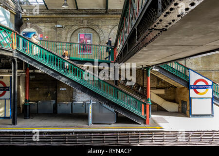 Escaliers verts menant à la plate-forme à la station de métro West Brompton, dans le sud-ouest de Londres, Londres, Royaume-Uni Banque D'Images