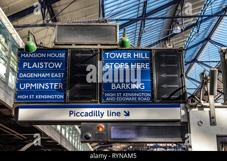 Indicateur de train bleu vintage ou panneau de départ à la station de métro Earls court , Londres , Royaume-Uni Banque D'Images