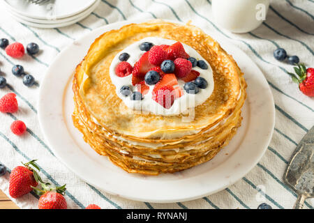 Maison sucré aux fruits rouges gâteau crêpe posés et crème Whippe Banque D'Images