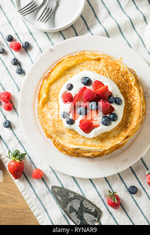 Maison sucré aux fruits rouges gâteau crêpe posés et crème Whippe Banque D'Images