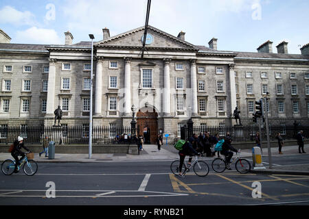 À l'ouest devant la porte du Collège Trinity de l'université de Dublin Dublin République d'Irlande Europe Banque D'Images