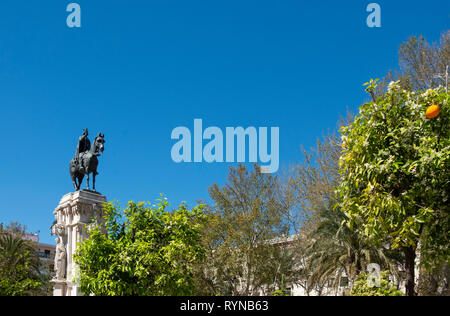 Une statue équestre de Fernando III de Castille sur un monument situé sur la Plaza Nueva dans le centre de Séville, Espagne Banque D'Images