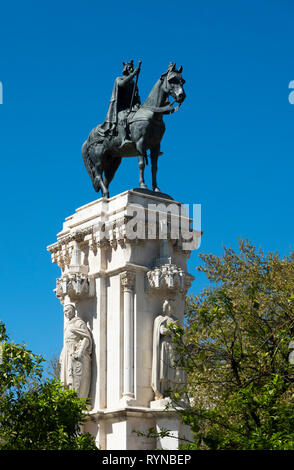 Une statue équestre de Fernando III de Castille sur un monument situé sur la Plaza Nueva dans le centre de Séville, Espagne Banque D'Images