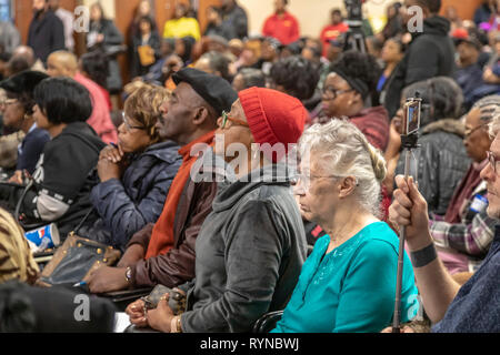 Detroit, Michigan - Des centaines entassés dans une salle de l'union d'entendre parler de Fiat Chrysler Automobiles" visant à construire une nouvelle usine de montage d'automobiles dans un pays à faible revenu Banque D'Images