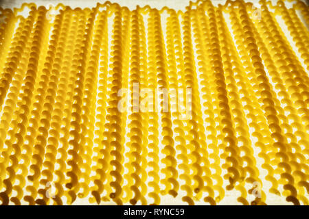 Les pâtes italiennes fusilli appelé longue et fine , pâtes en forme de tire-bouchon sur un linge blanc , belle lumière et ombre vigueur Banque D'Images