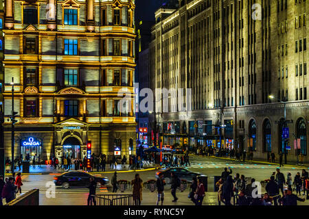 SHANGHAI, CHINE, 2018 - décembre - scène de nuit en milieu urbain à la célèbre zone Bund de Shanghai City, Chine Banque D'Images