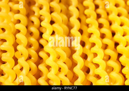 Les pâtes italiennes brutes appelé détail fusilli, pâtes en forme de tire-bouchon longue et fine ,effet abstrait Banque D'Images