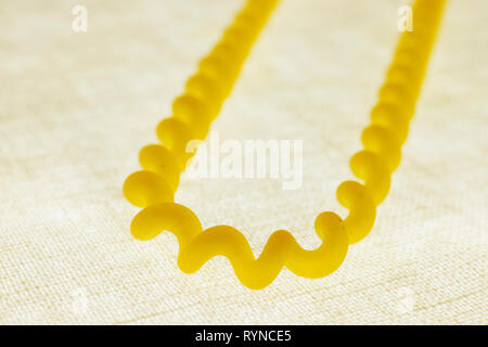 Les pâtes italiennes fusilli appelé sur un chiffon de coton blanc longue et fine , pâtes en forme de tire-bouchon Banque D'Images