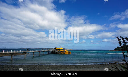 L'embarcadère des ferries d'attente avec un sur Tiritiri Matangi Island Nature Reserve ouvert, en Nouvelle-Zélande. Banque D'Images