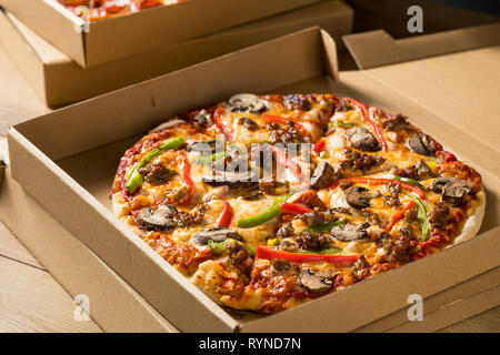 Pizza à emporter dans une boîte Prêt à manger Banque D'Images