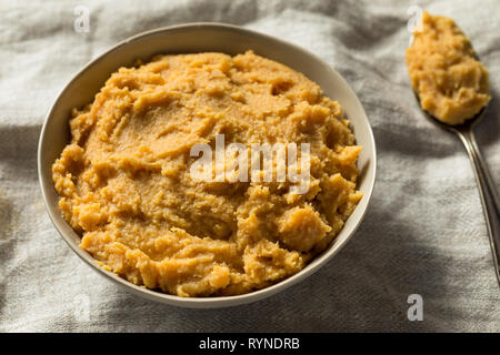 La pâte de Miso japonais bio prêt à cuire avec Banque D'Images