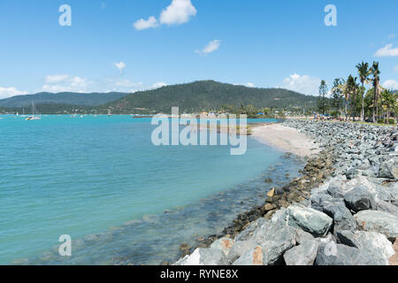 L'eau bleue en baie protégée à Airlie Beach, Queensland, Australie Banque D'Images