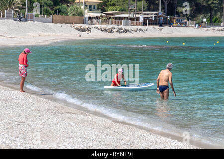 LEFKADA, GRÈCE - 29 MAI 2018 : Les Seniors bénéficiant d'activités de loisirs sur la plage dans la mer au large de la plage d''Agios Ioannis, Lefkada, Grèce. Banque D'Images