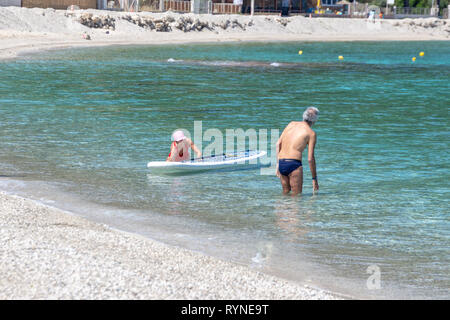 LEFKADA, GRÈCE - 29 MAI 2018 : Les Seniors bénéficiant d'activités de loisirs sur la plage dans la mer au large de la plage d''Agios Ioannis, Lefkada, Grèce. Banque D'Images