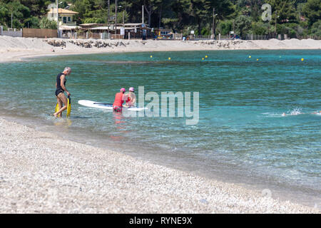 LEFKADA, GRÈCE - 29 MAI 2018 : Les Seniors bénéficiant d'activités de loisirs sur la plage dans la mer au large de la plage d''Agios Ioannis, Lefkada, Grèce. Banque D'Images