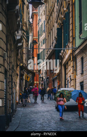Gênes, Italie - 04 novembre 2018 - rues étroites de la vieille ville Banque D'Images