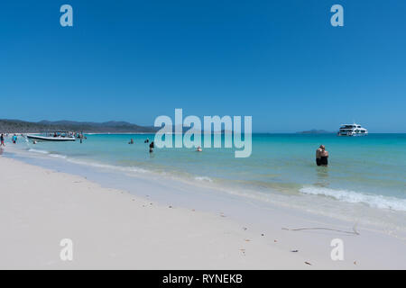 Hamilton Island, Australie - 7 novembre 2017 : les touristes qui aiment nager et faire de la plongée libre sur Whitehaven Beach dans les Whitsundays, dans le Queensland Banque D'Images