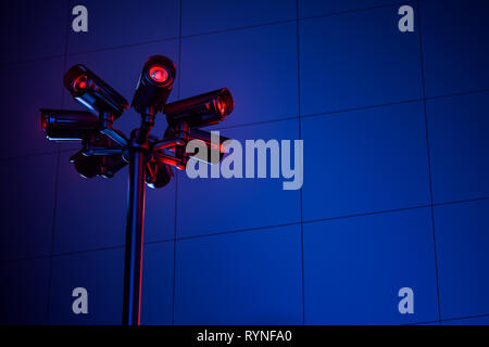 Pylône Cctv avec plusieurs caméras sur un mur bleu durant la nuit. Copie espace inclus. Surveillance et sécurité concept. Le rendu 3D Banque D'Images